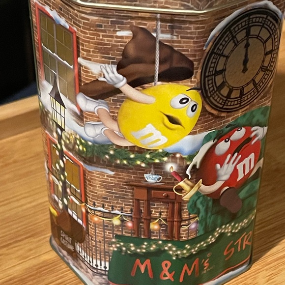 Vintage M&Ms Tin Christmas Village Clock Tower 2000 - Picture 5 of 10